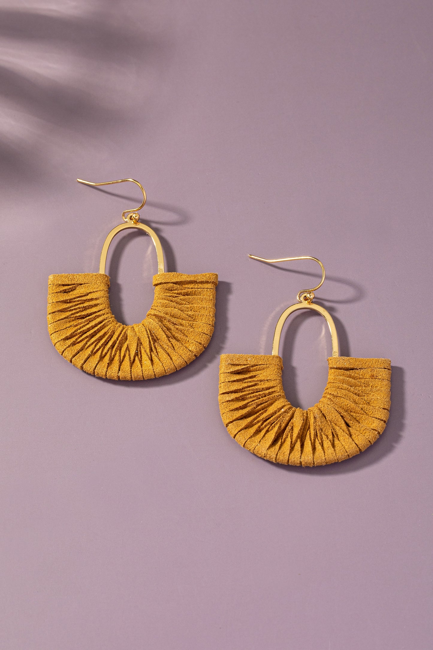 Curving Arch Earring - Brown